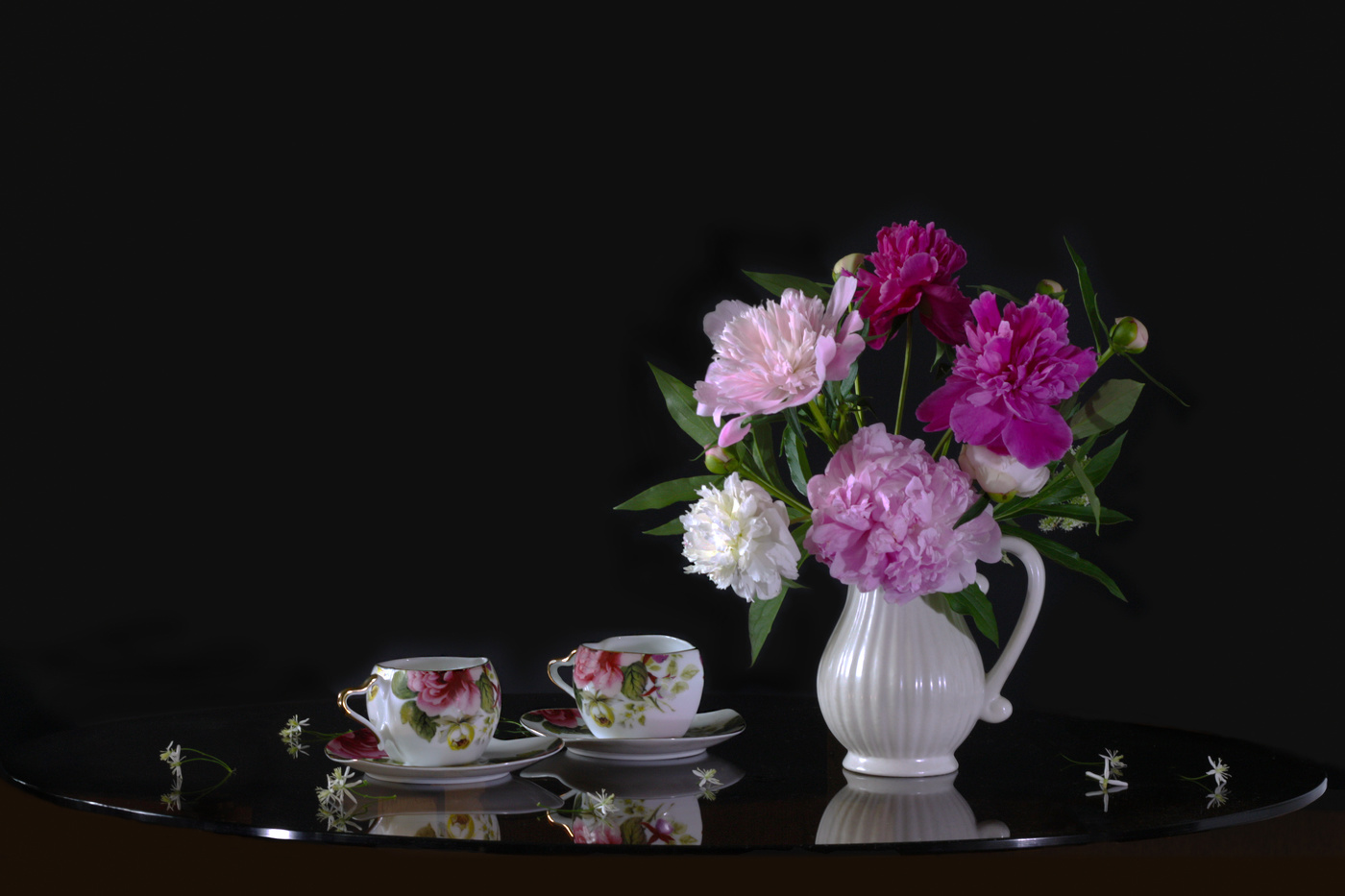 Чашечки с пионами