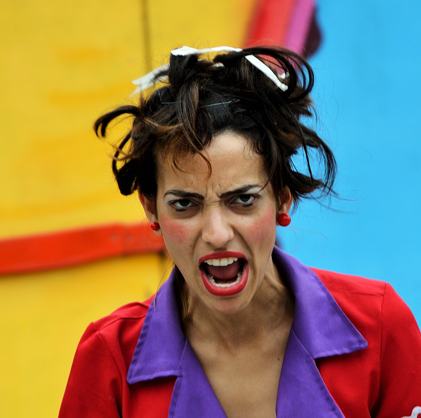 " Убери камеру !!..."