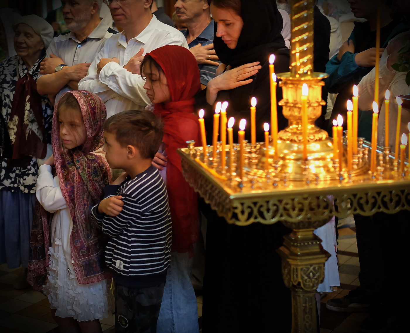 Дети в церкви.