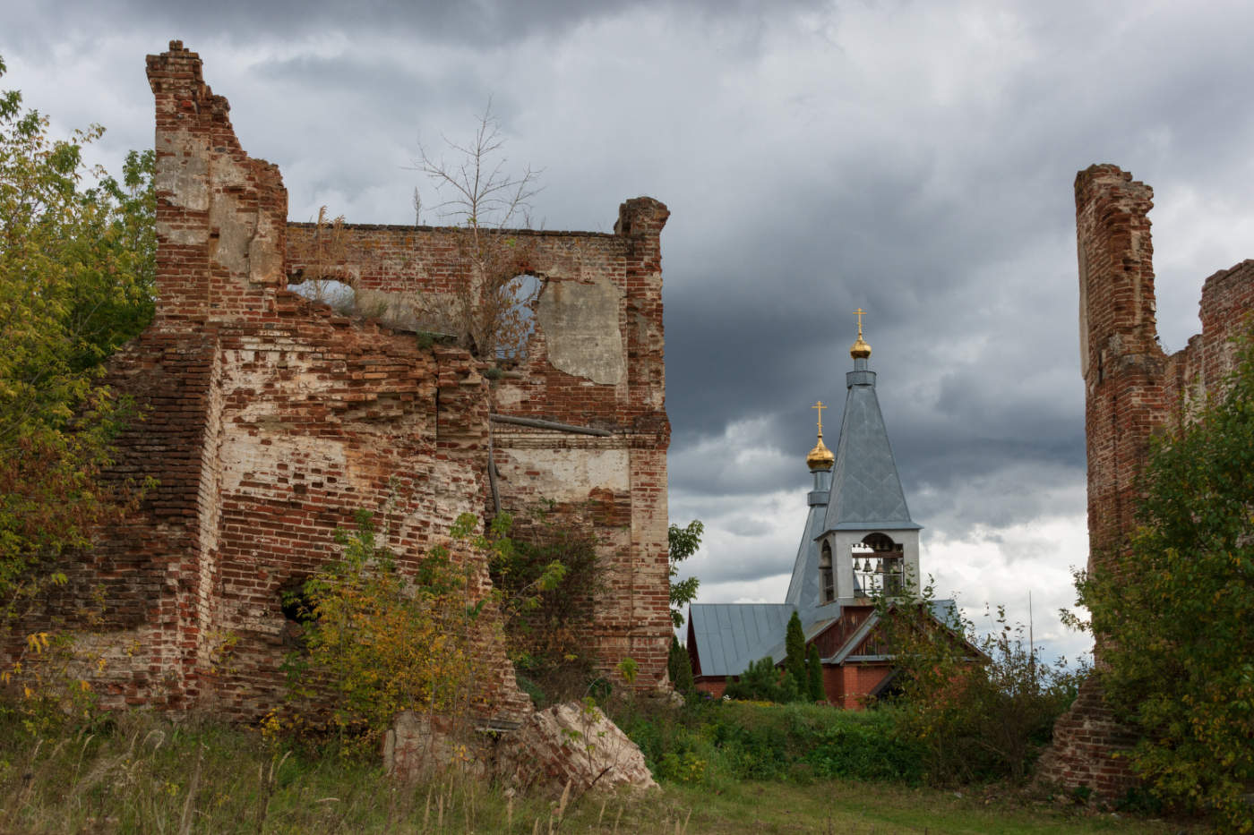 Здесь связь времён... и будущее с прошлым слиты.