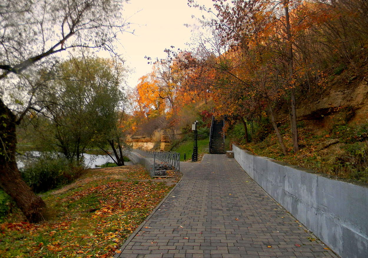 По набережной в дождливый осенний день