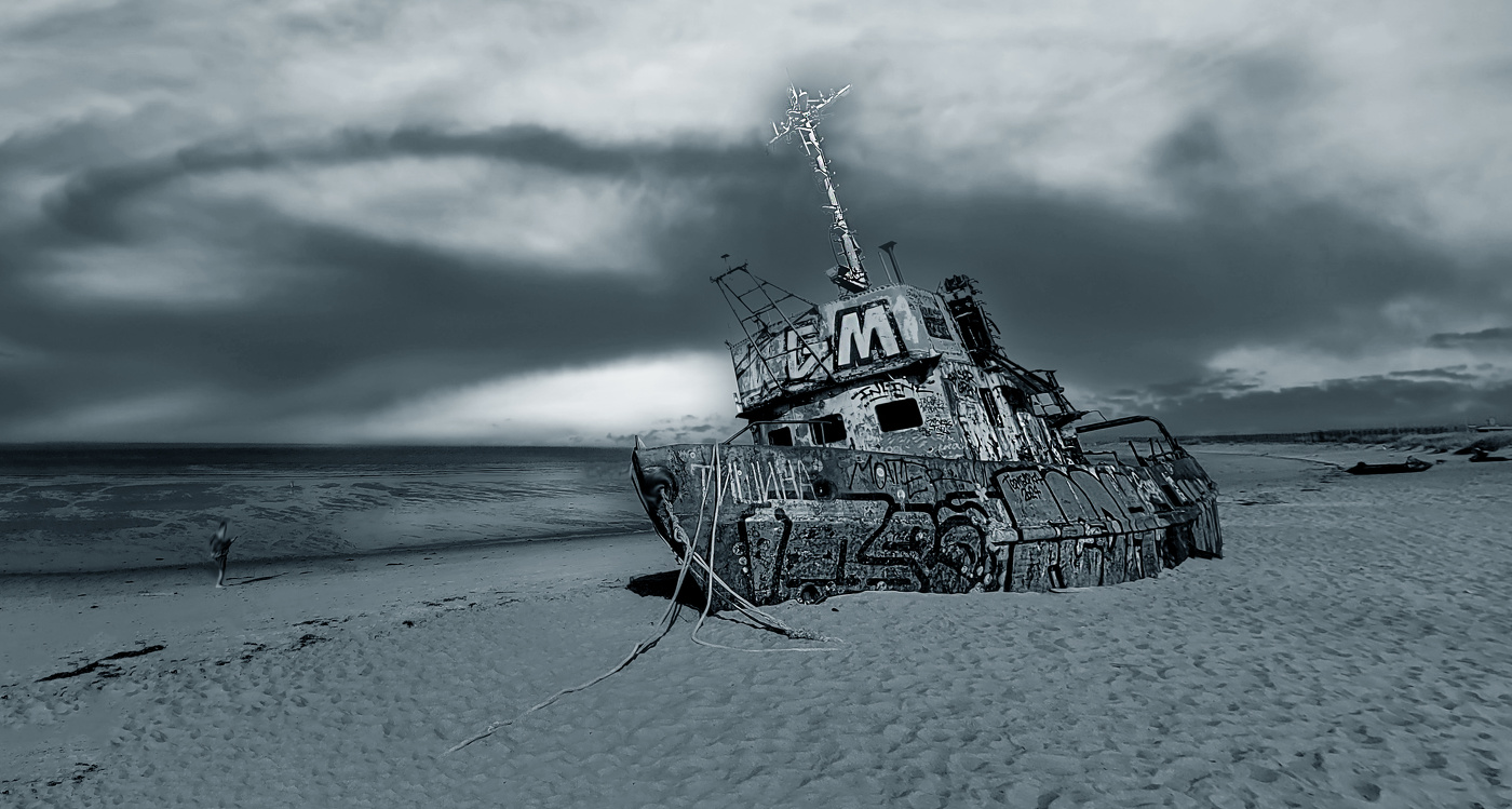 А где-то волны рассекая,мчатся корабли..