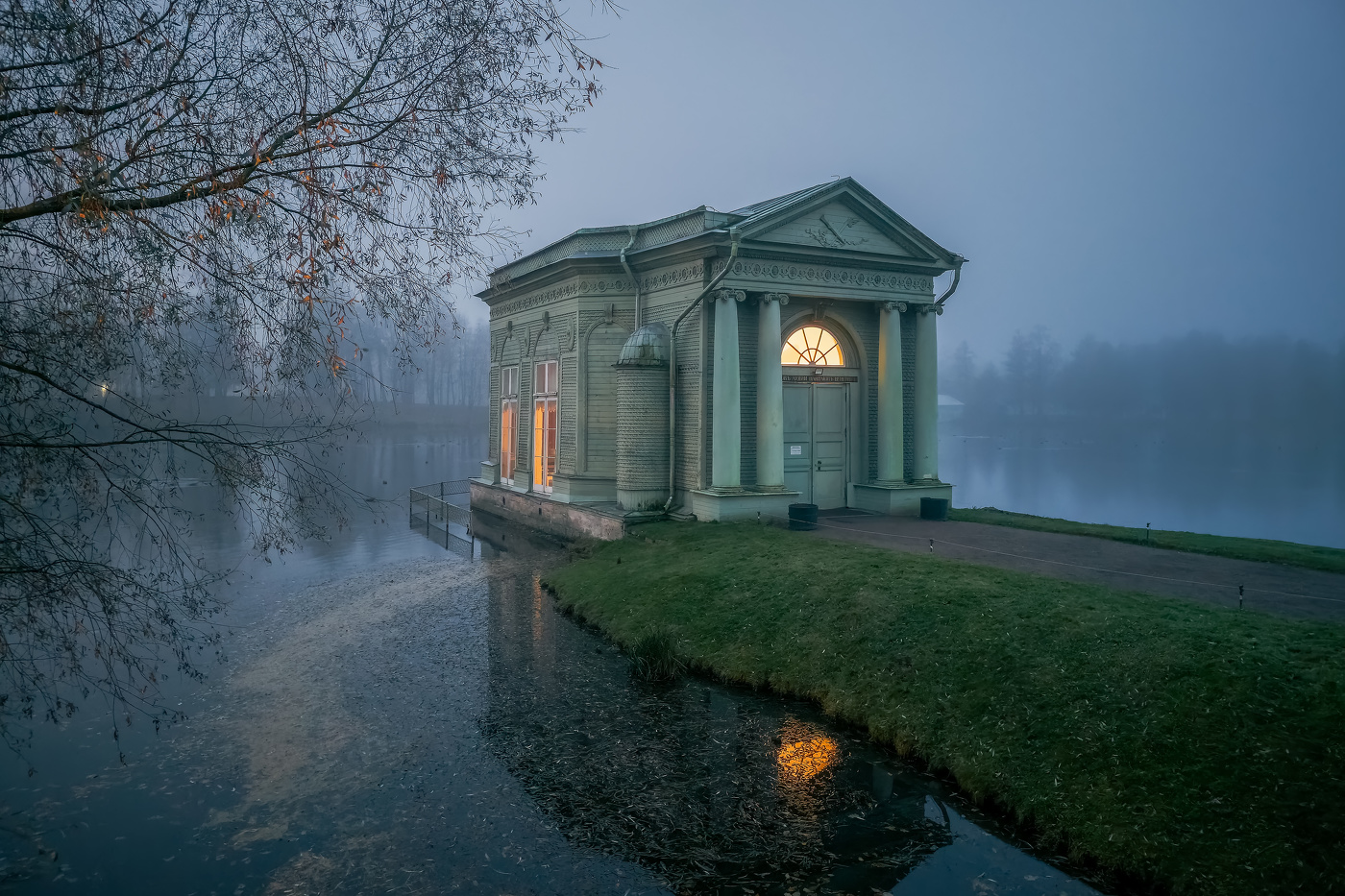 Призрачно все.