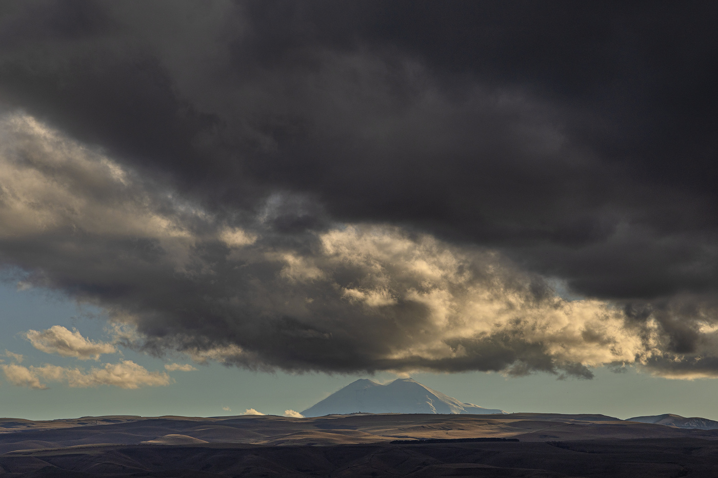 Крохотный Эльбрус под громадными облаками