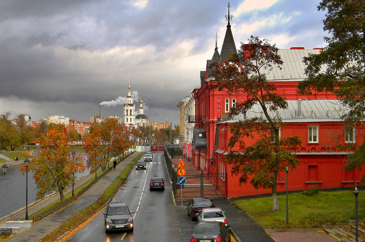 После дождя в осеннем городе