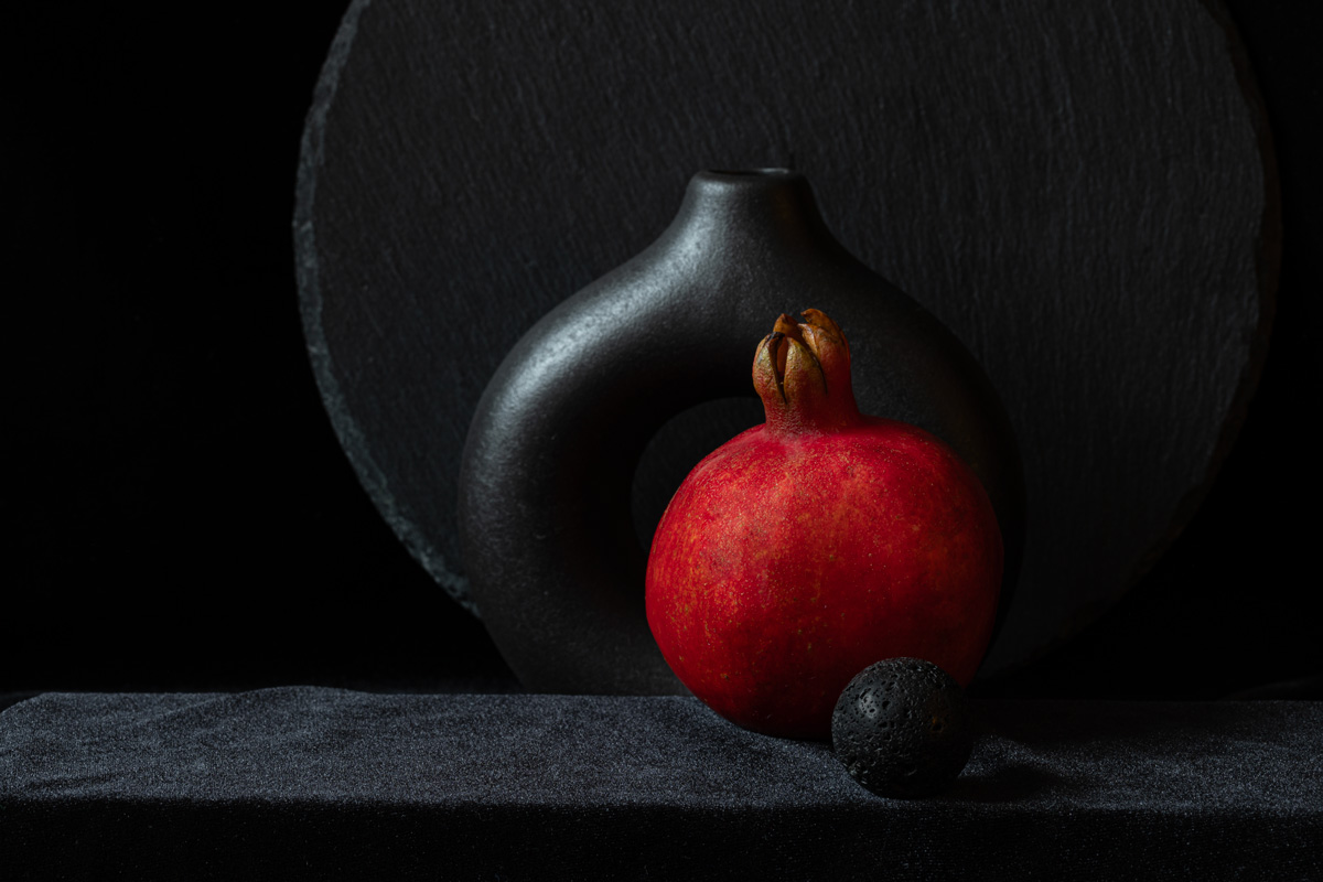 Натюрморт с гранатом