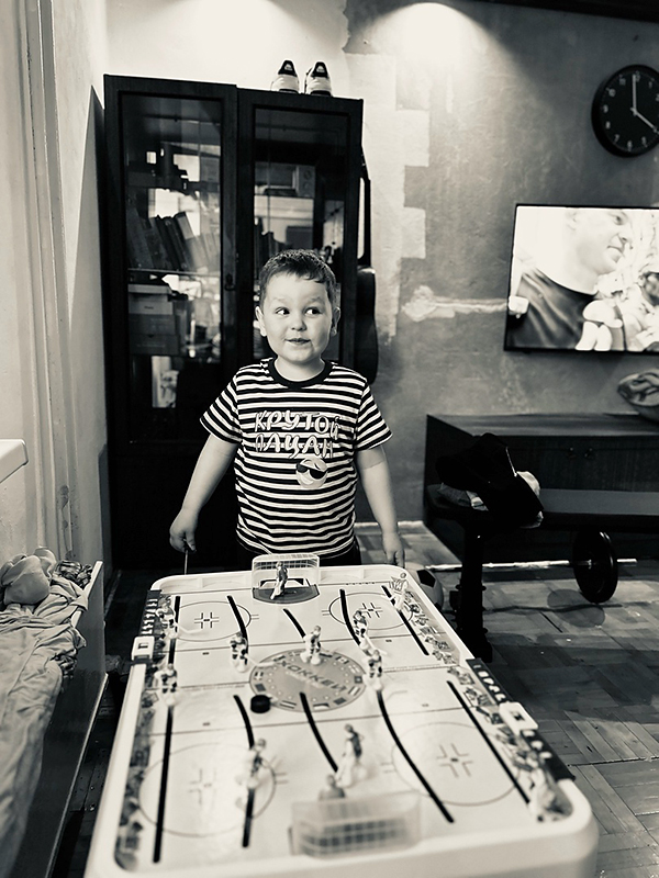 Пусть бегут неуклюже хоккеисты