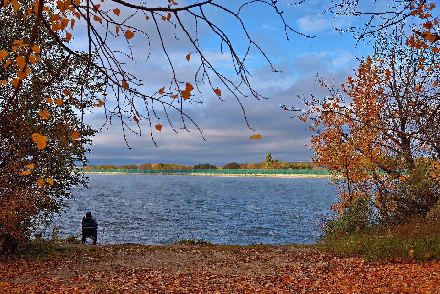 Одинокий рыбак.