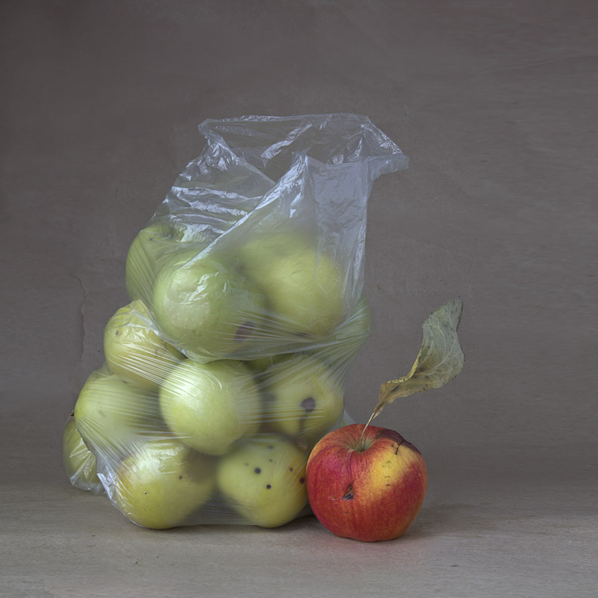 Красное яблоко