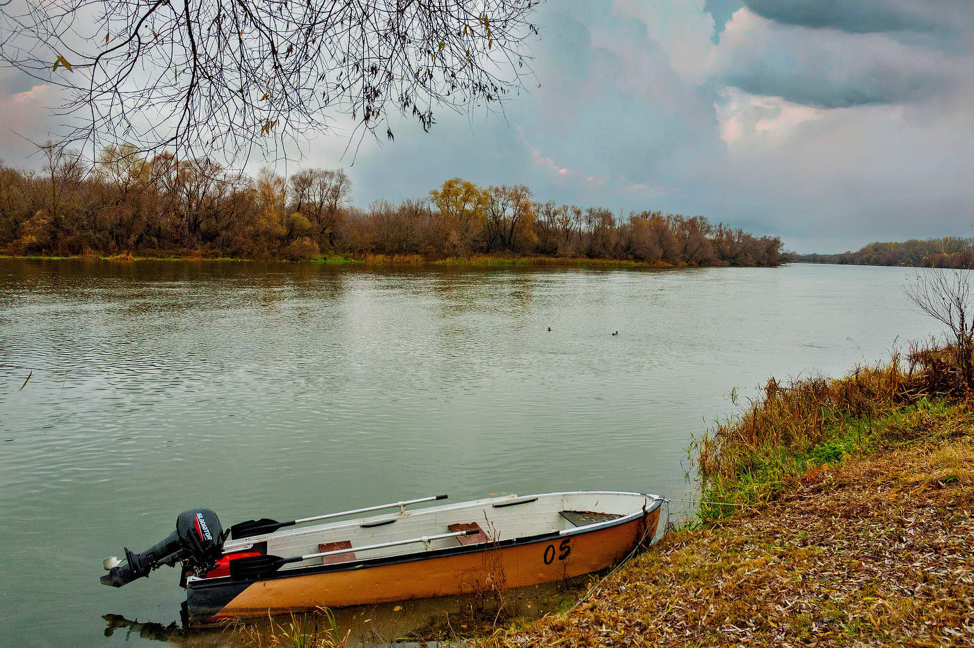 Осенний вечер, лодка на причале.