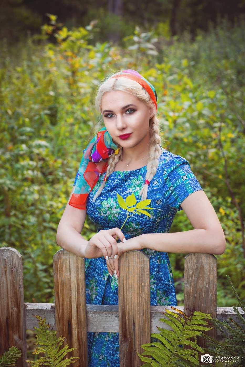 Девушка за околицей