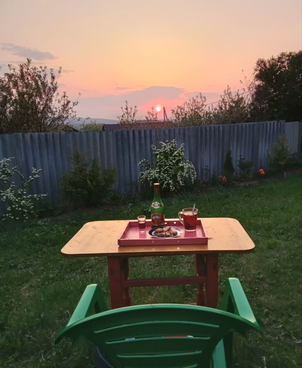 в саду на закате