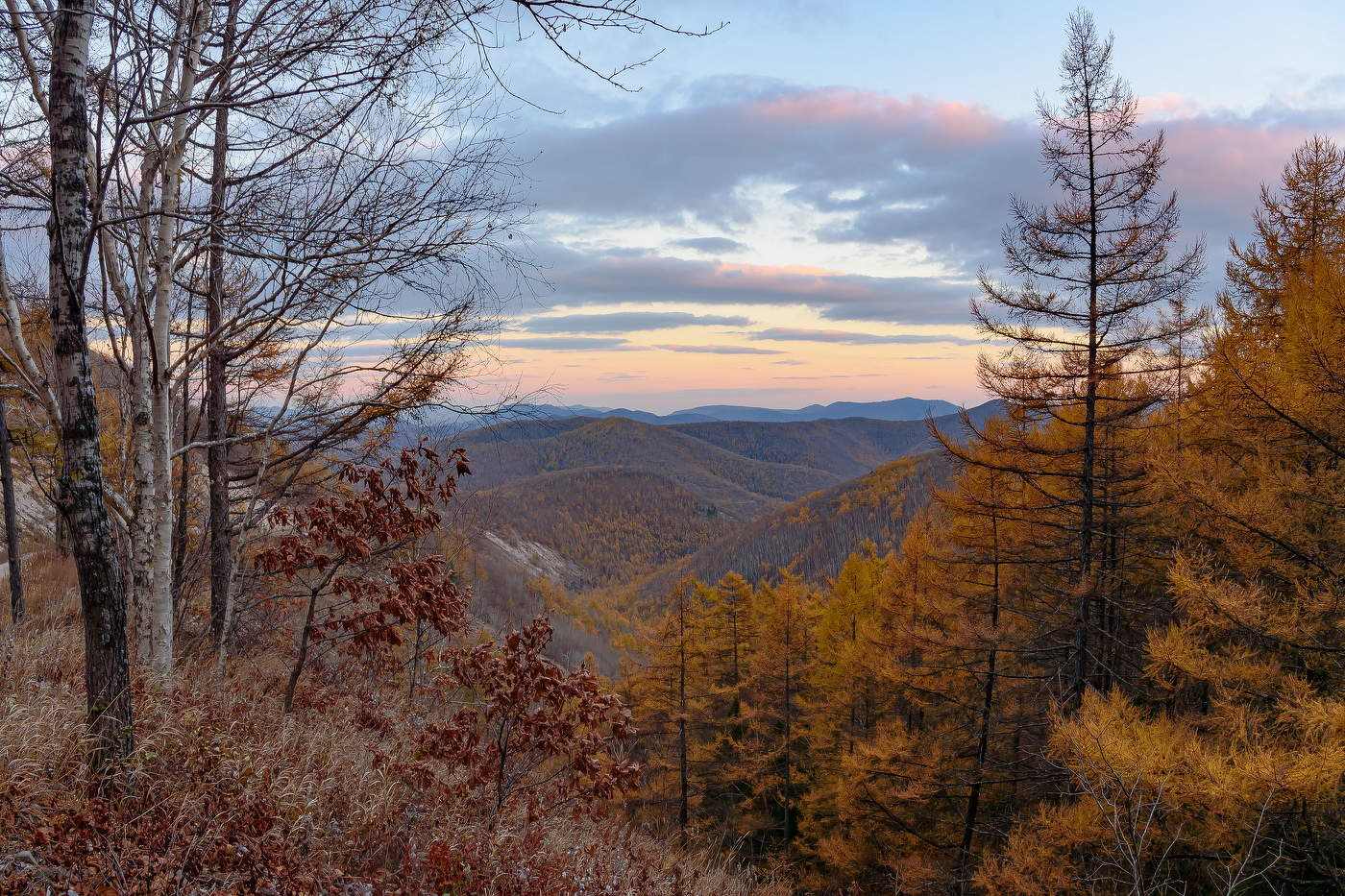 Осенний вечер на таежном перевале