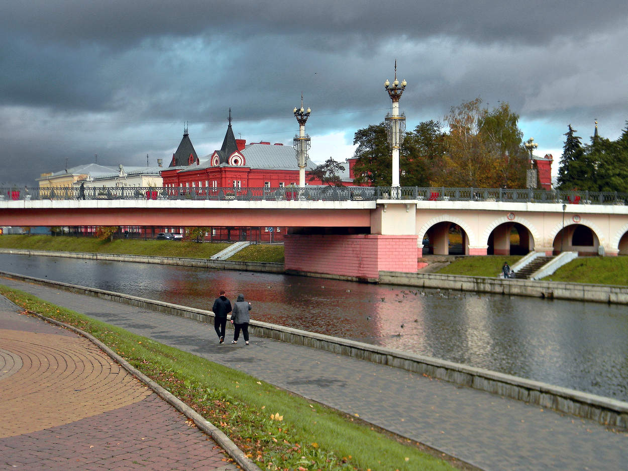 Вдоль по набережной