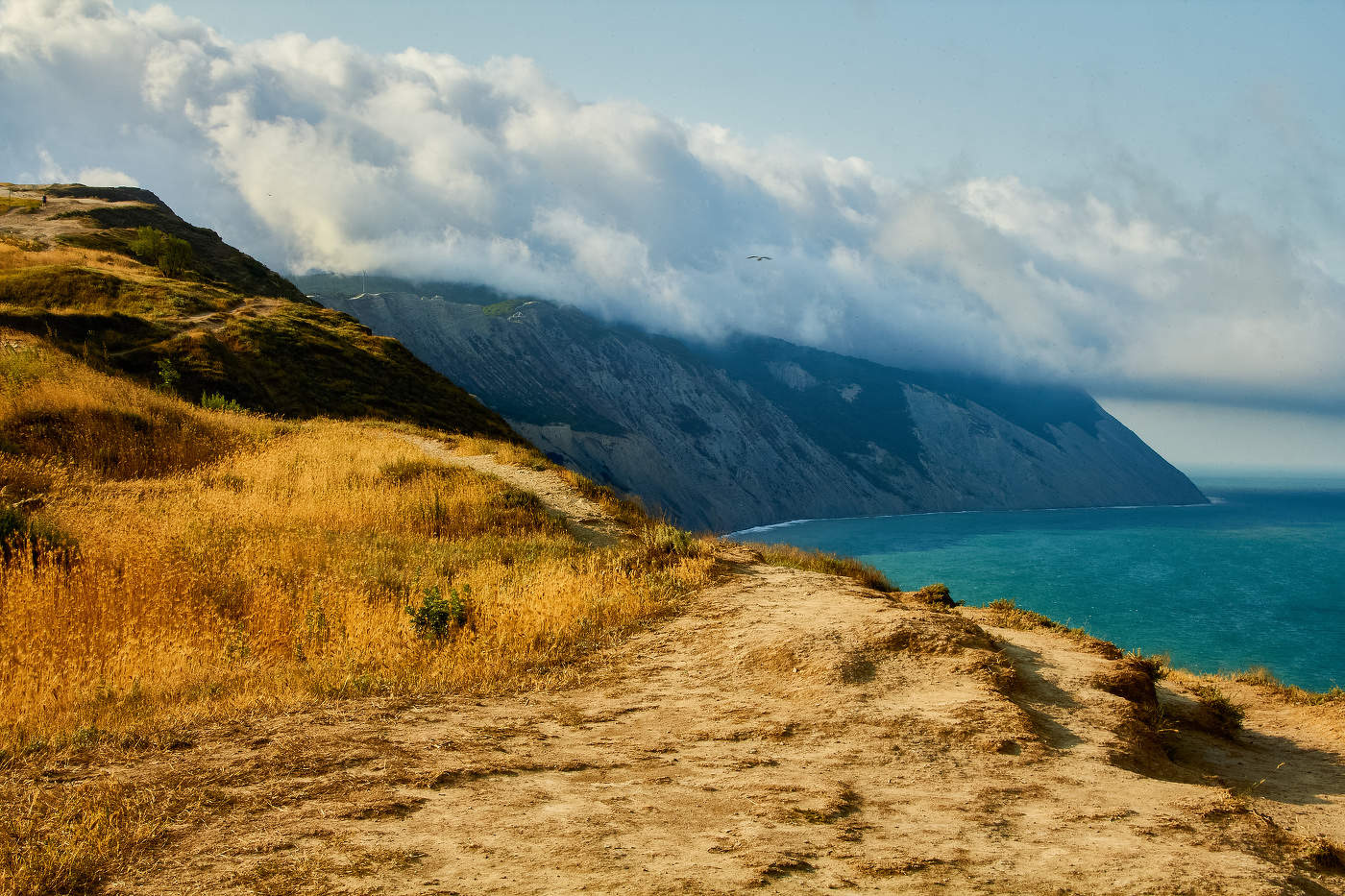 На горы спать ложаться облака