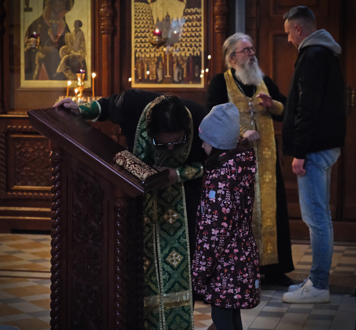 Дети в церкви.