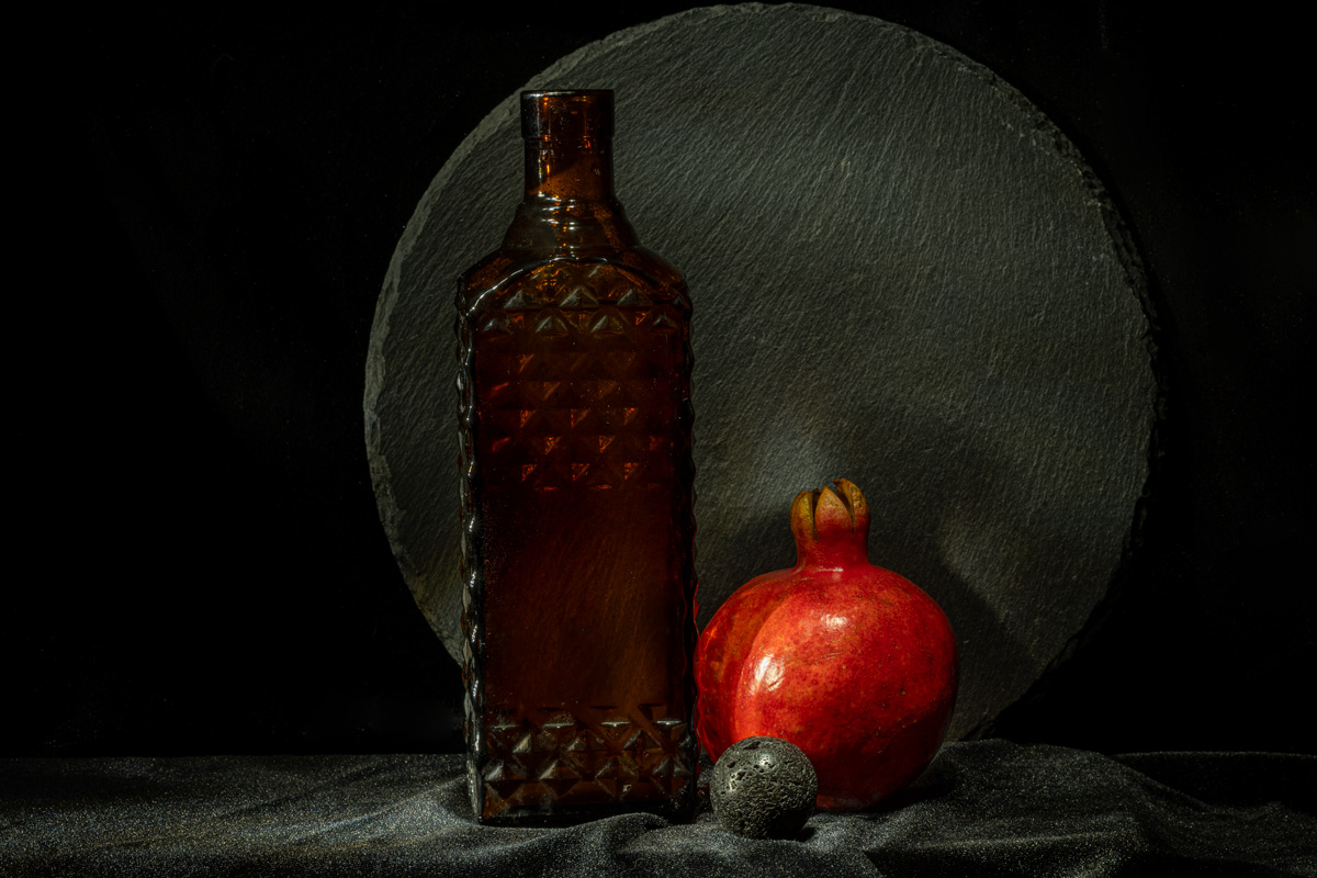 Натюрморт с гранатом