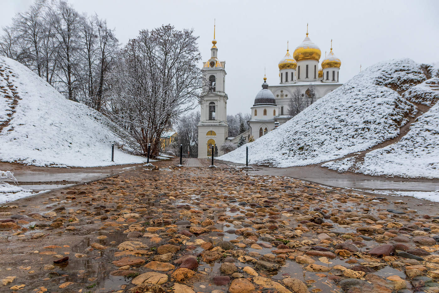 Успенский Собор под первым снегом.