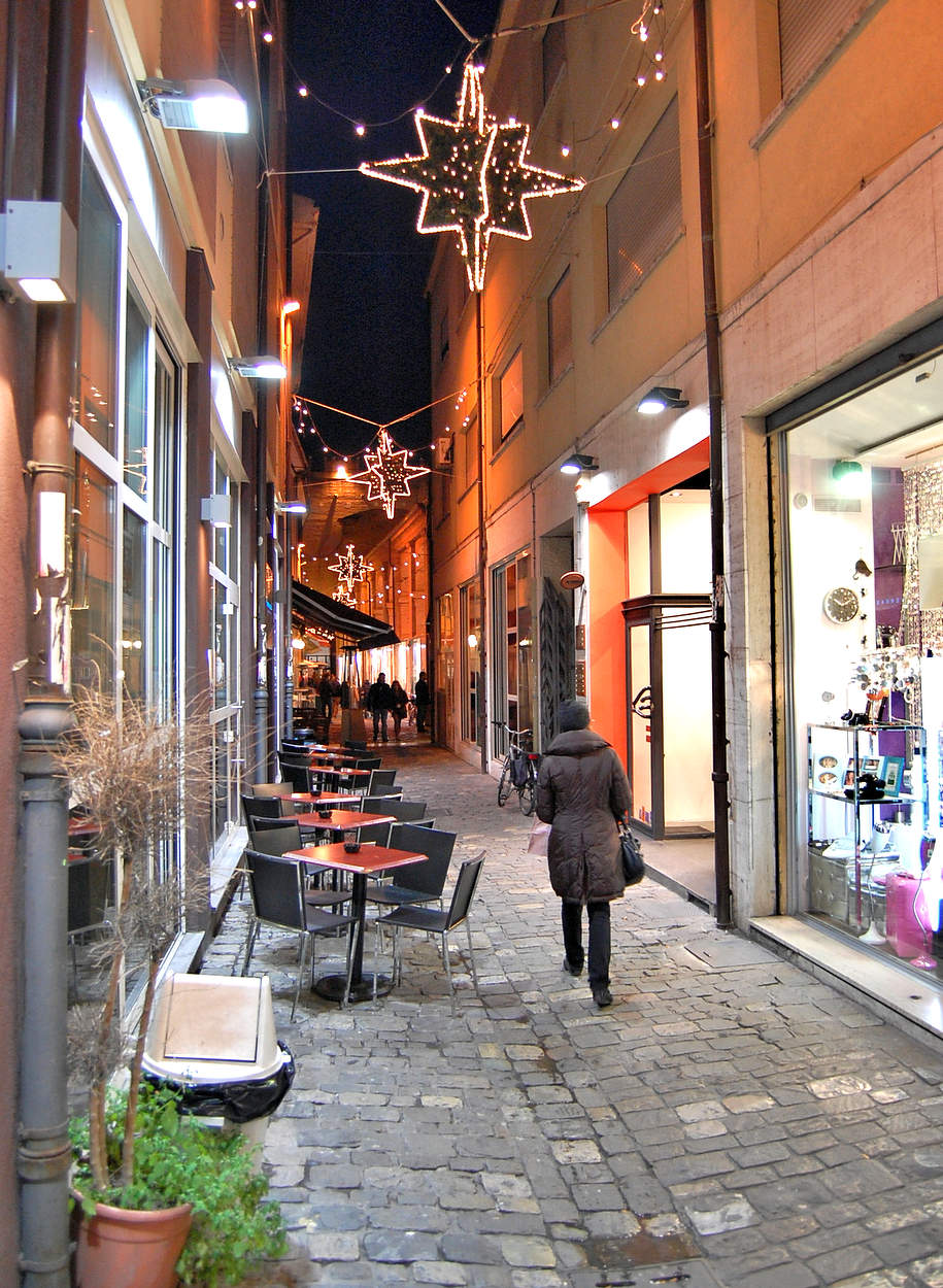 По узкой улочке в Римини