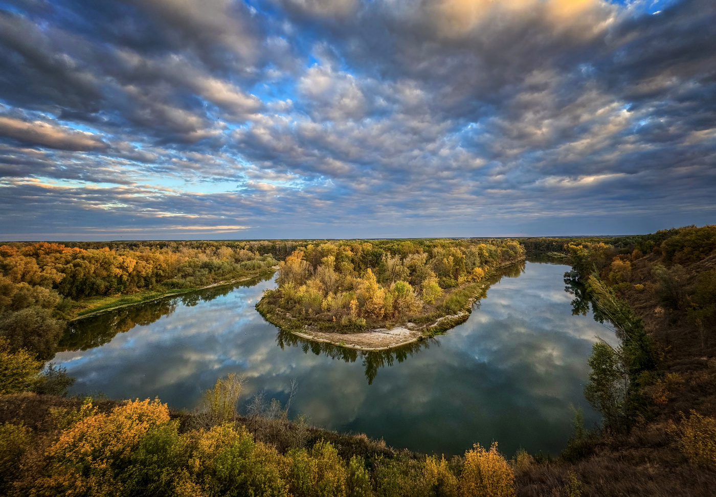Осень, излучина, отражения.