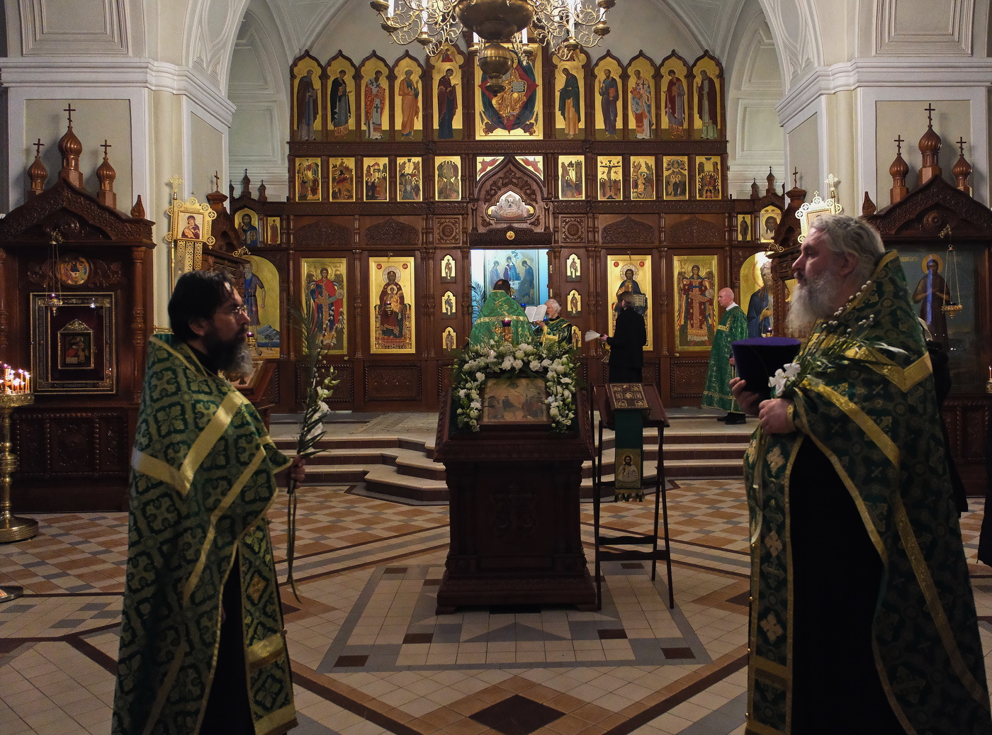 Монастырь. Праздничная служба.