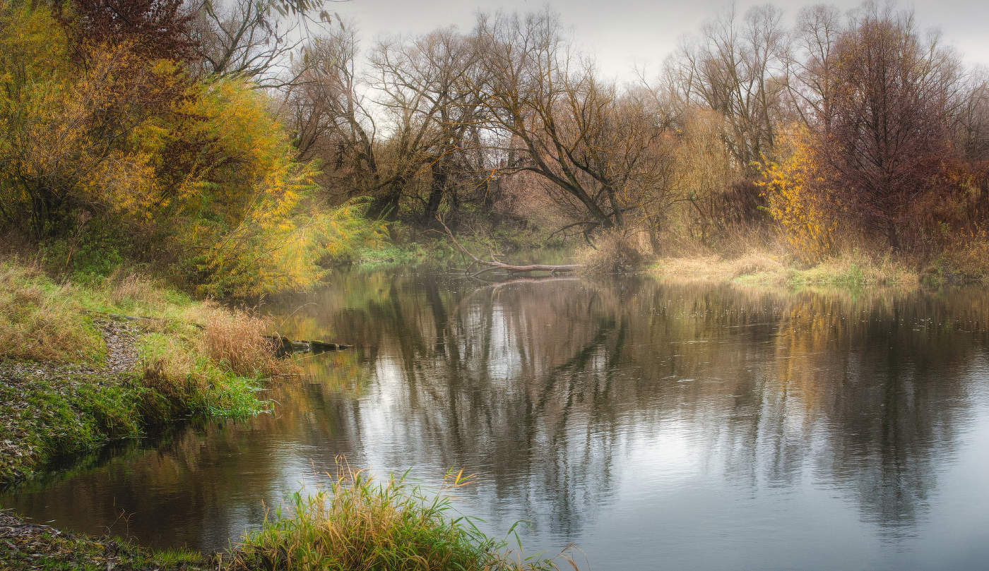 Повис ноябрь над рекой