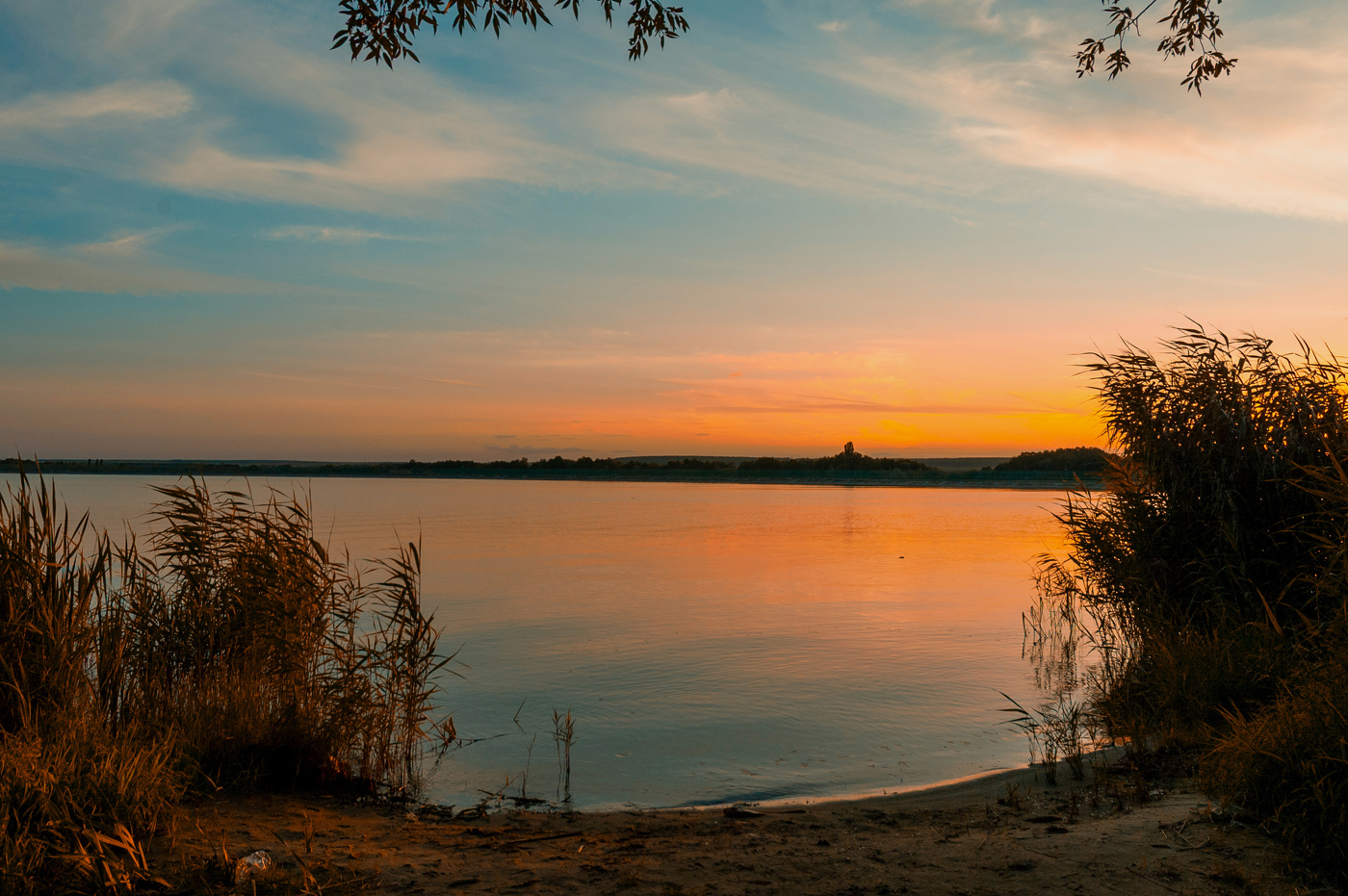 Солнце село за горою.