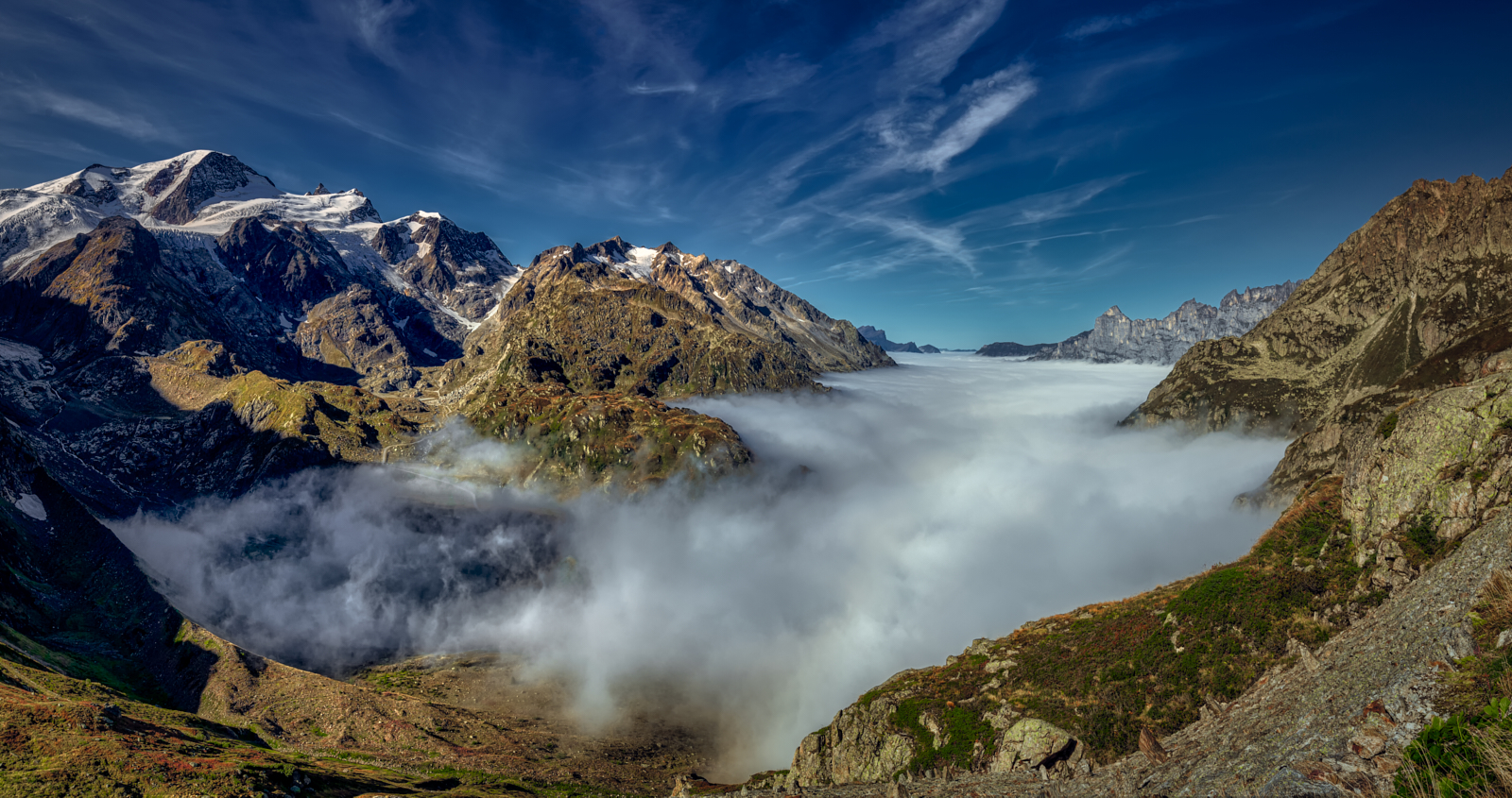 а внизу идет дождь...