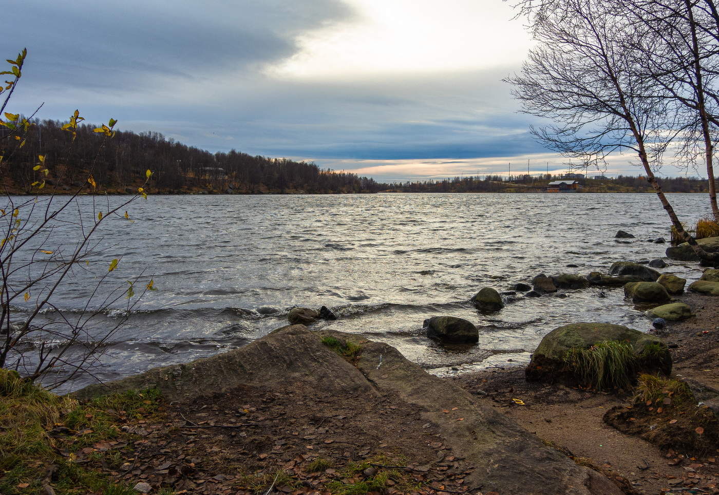 октябрьское озеро