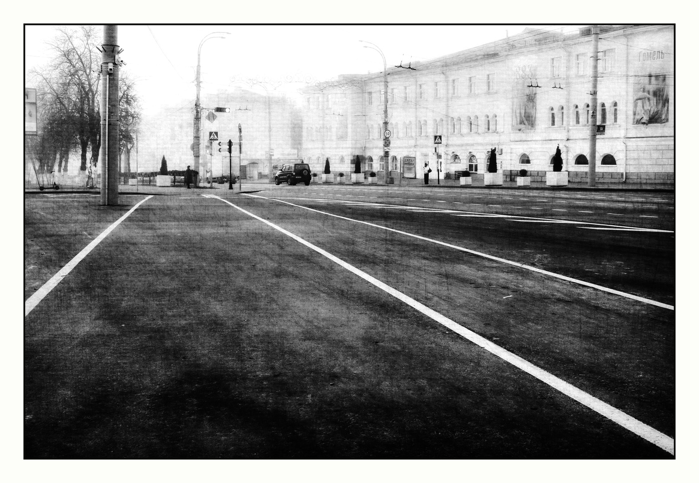 Город просыпался