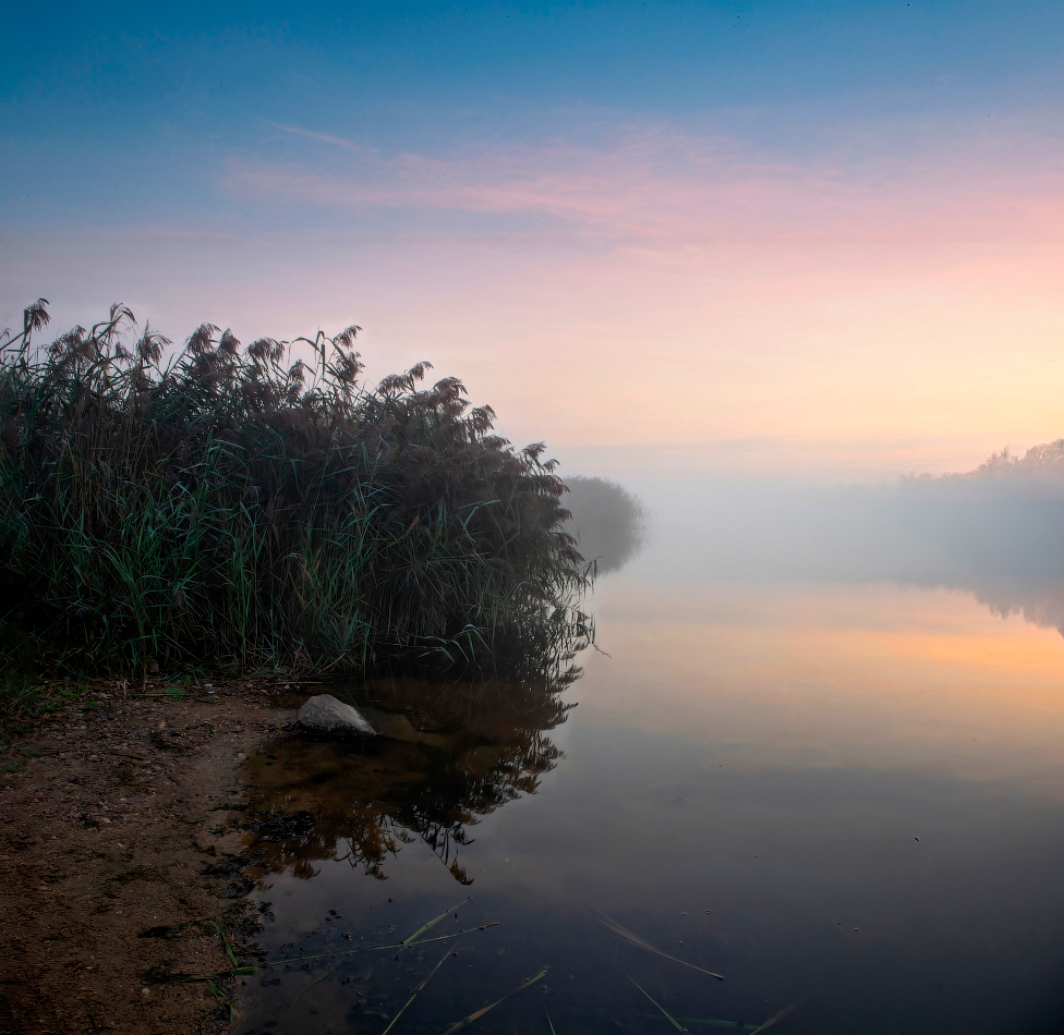 Рассвет на берегу реки