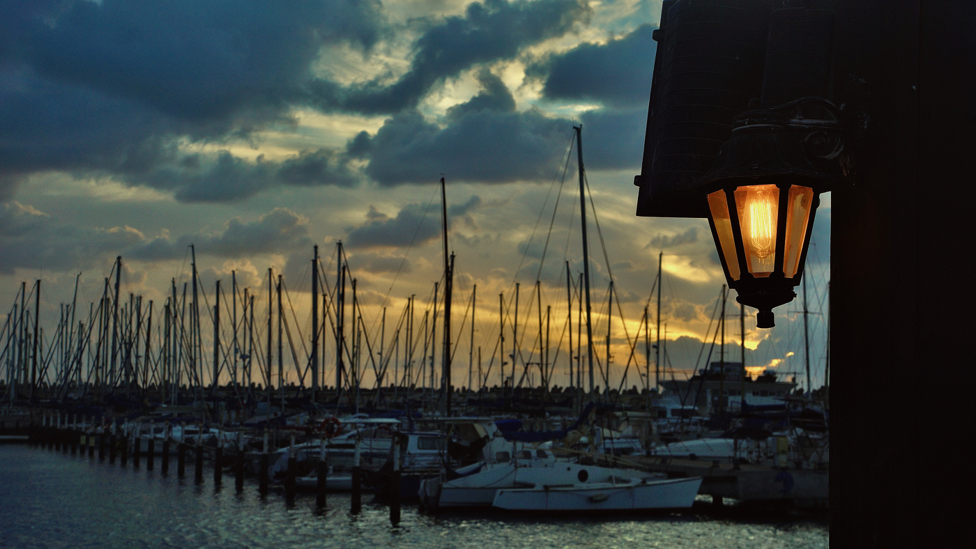 Всё ярче горит одинокий фонарь...