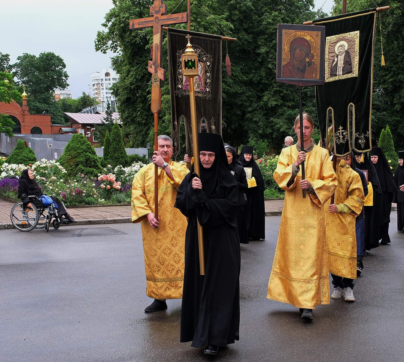 Монастырь. Крестный ход.