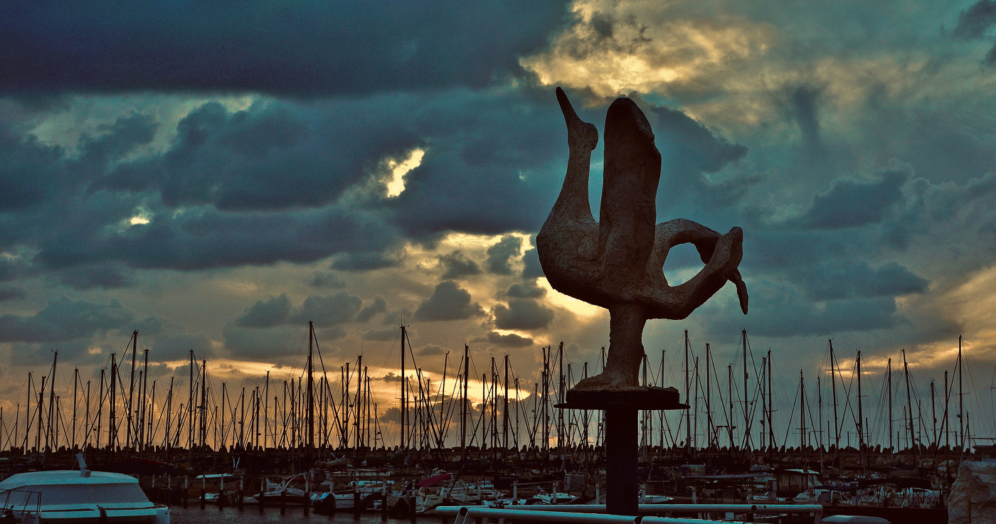 На фоне догорающего заката ...