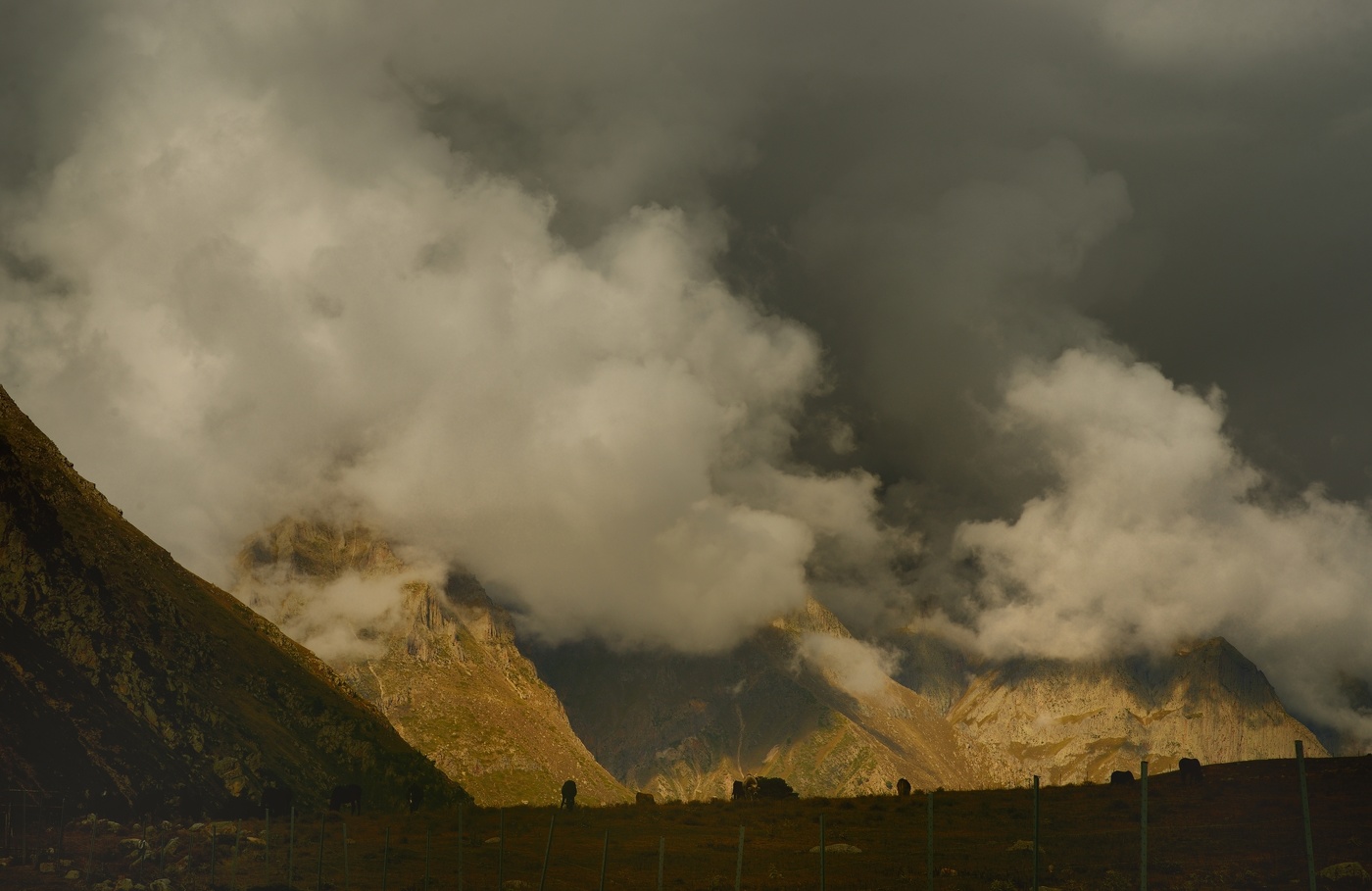 Тучи в горах Кавказа