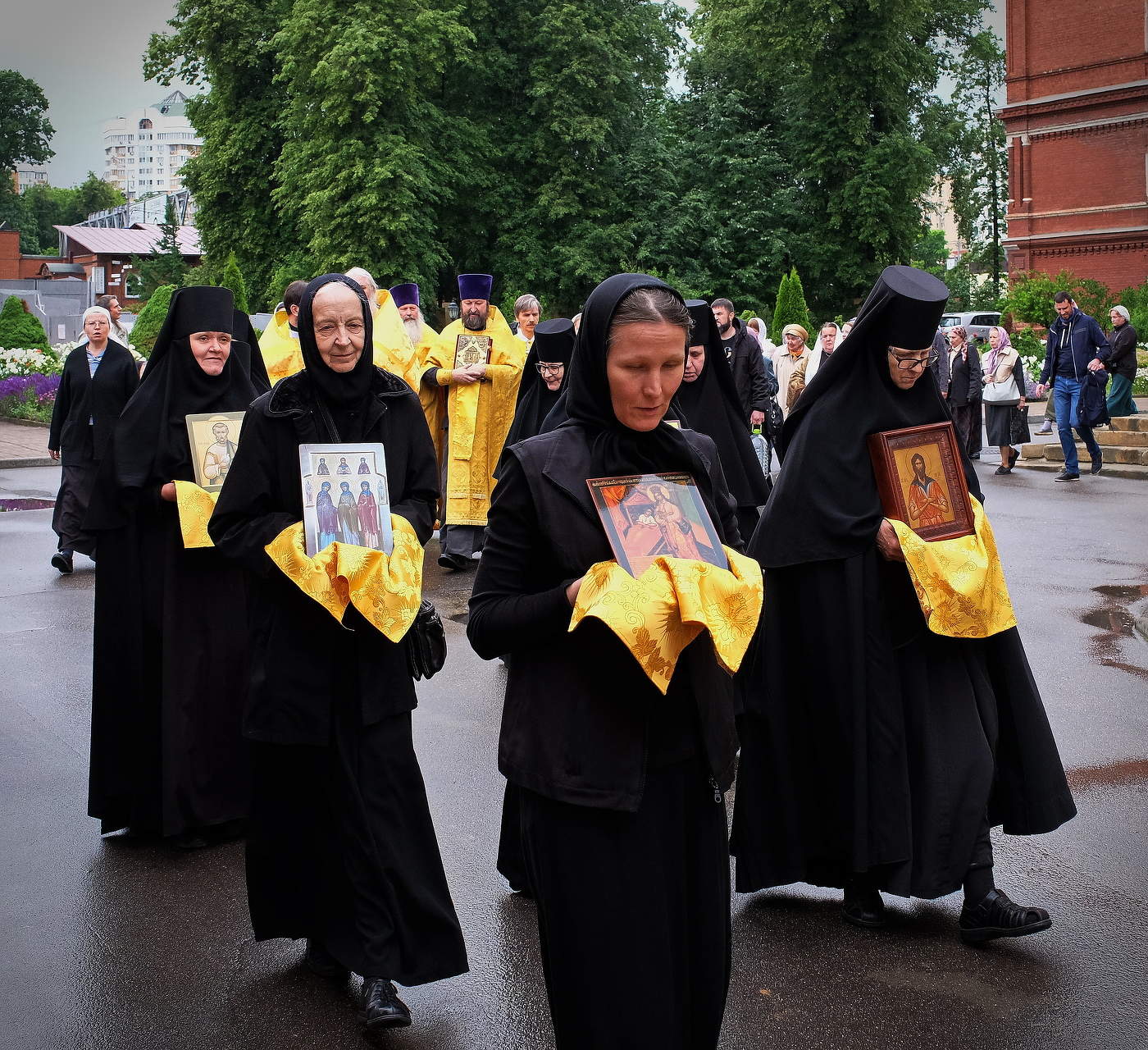 Монастырь. Крестный ход.