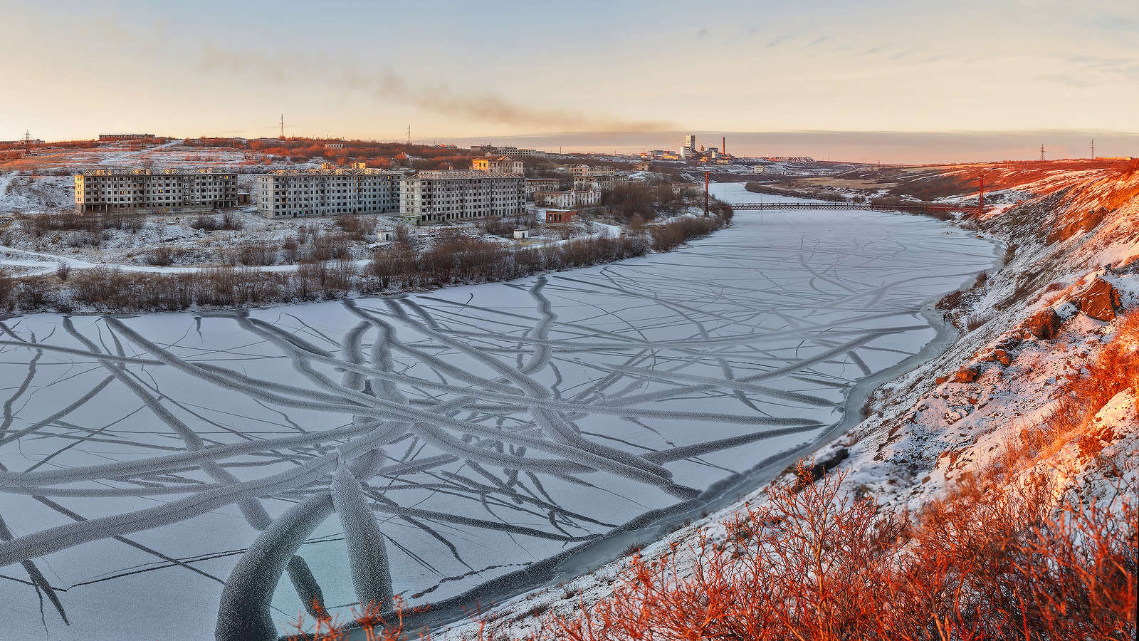 Воркутинский заброшенный поселок Рудник на закате в ноябре.