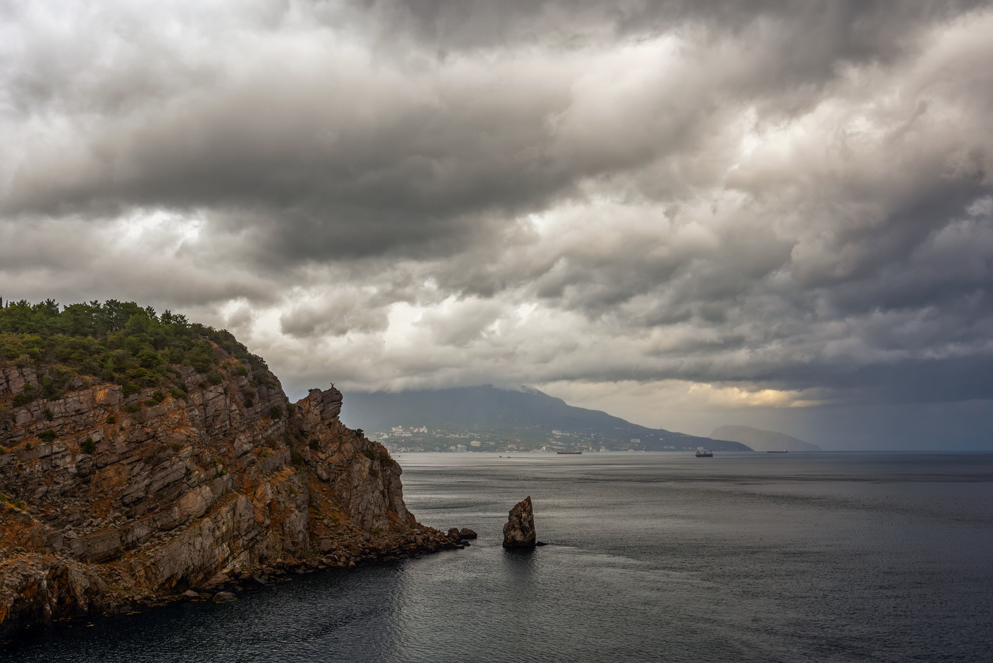 у Ласточкиного гнезда