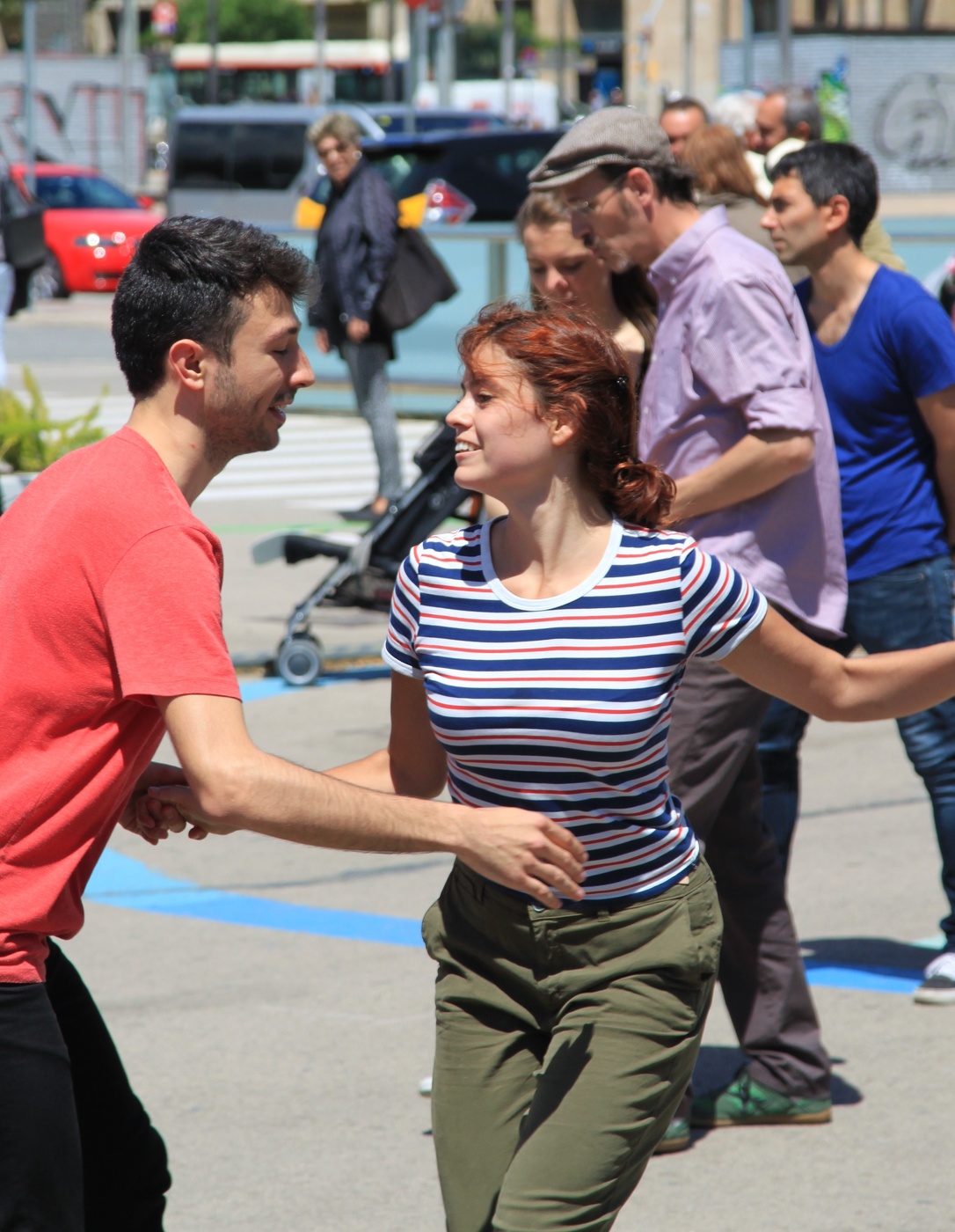 Уличные танцы в Барселоне