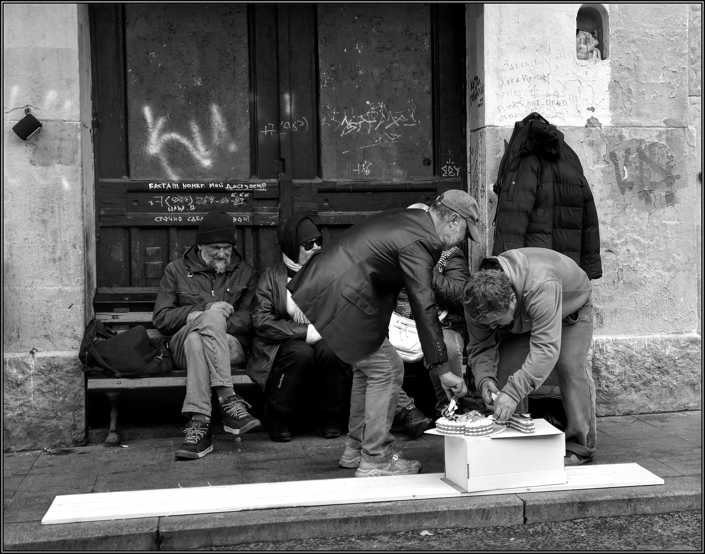 ..... Кто не работает - тот ест ! ....