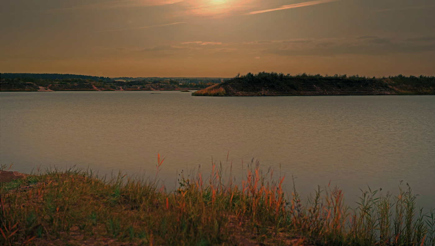 Свет над озером-рассвет коснулся глади,