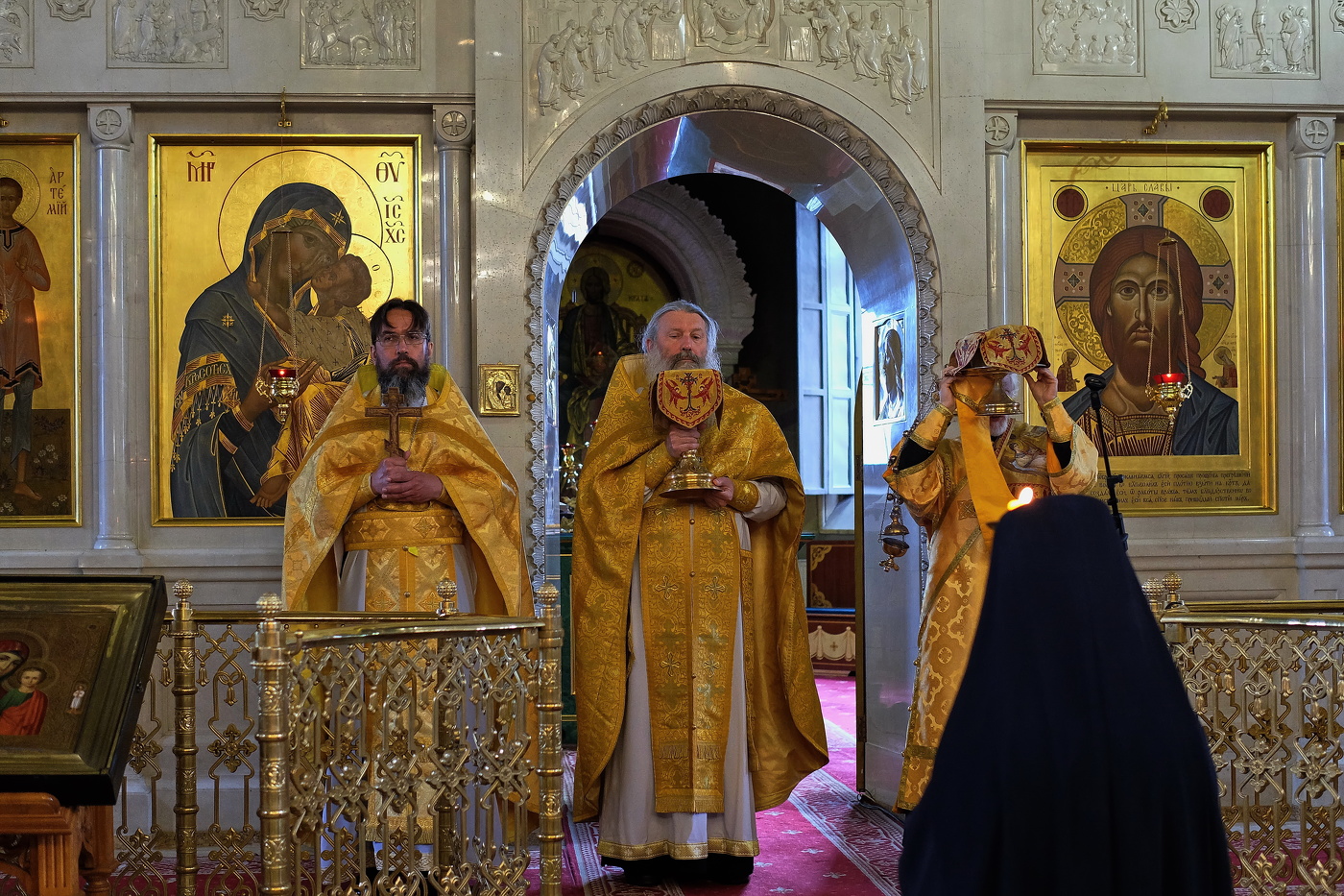 Монастырь. Праздничная служба.