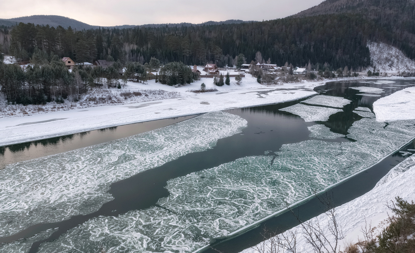 Замерзает река