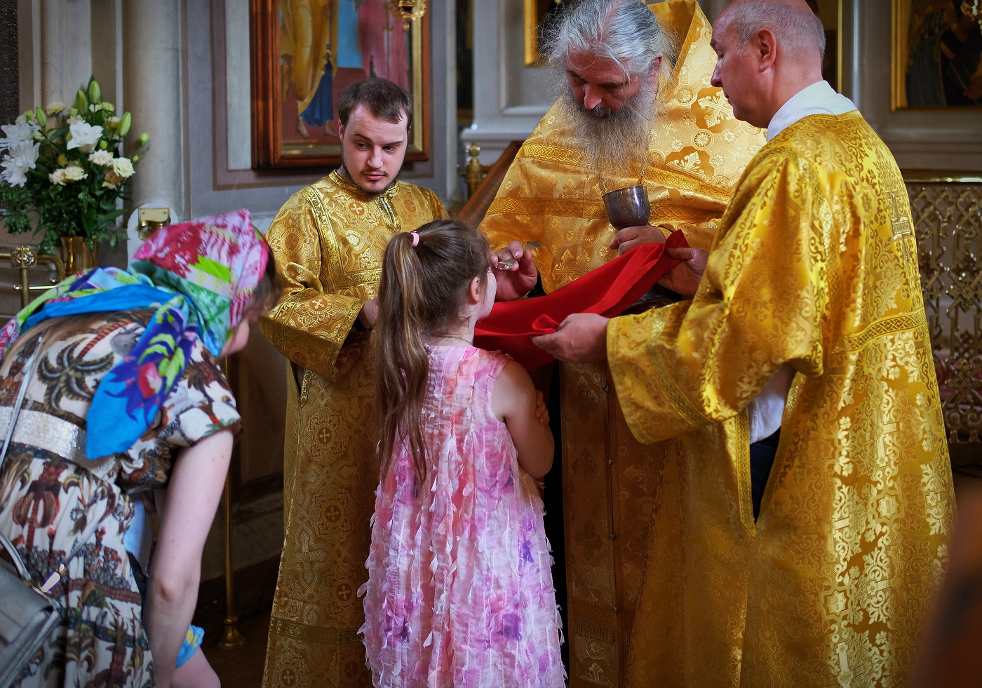 Дети в церкви.