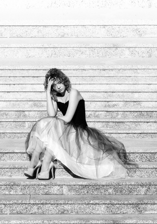 О чем-то задумалась девушка.