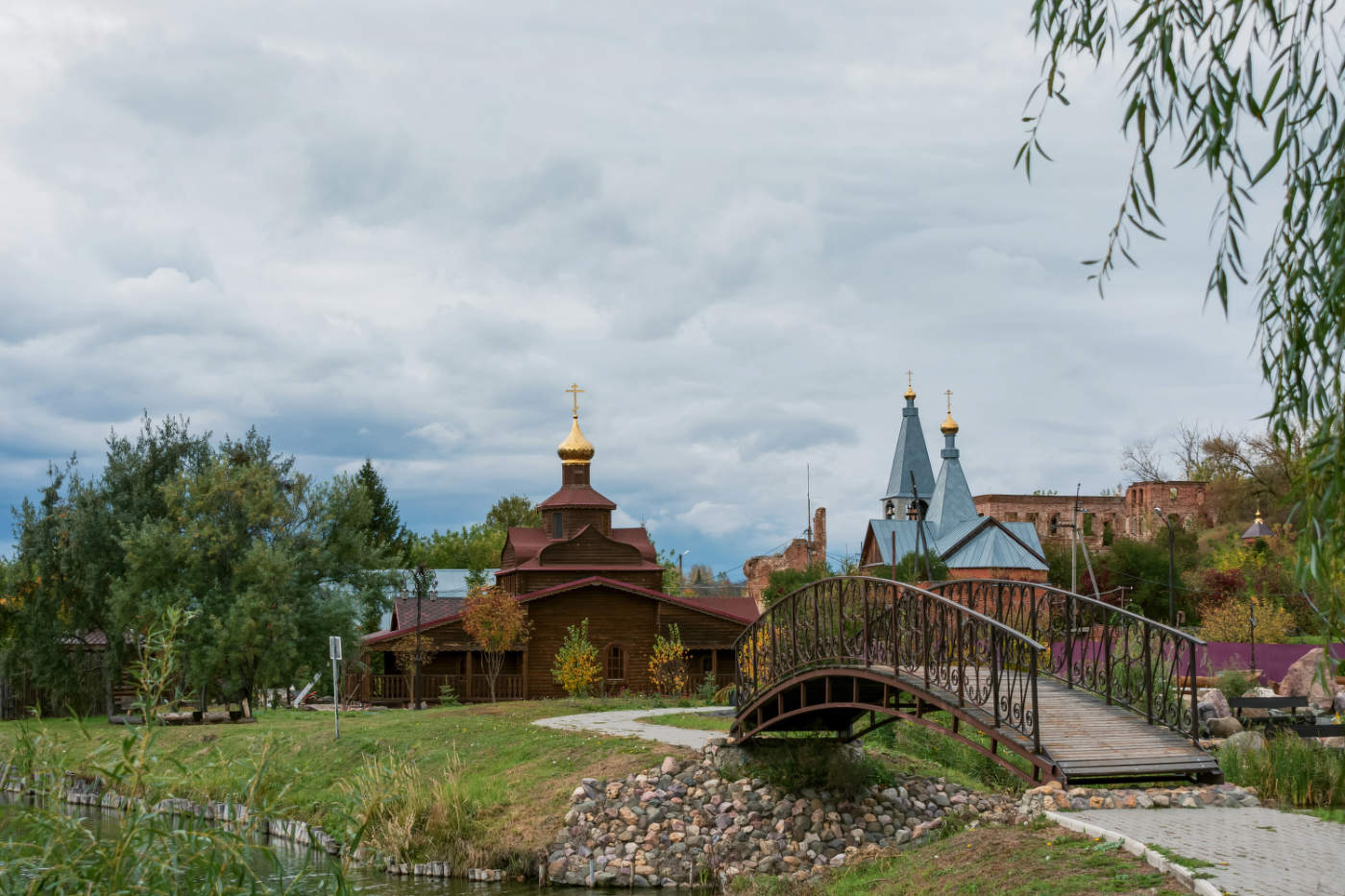 Гулялаосень в монастырских стенах...