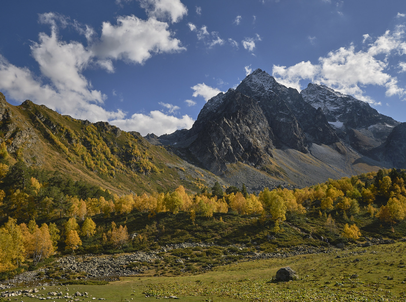 У озера Орленок