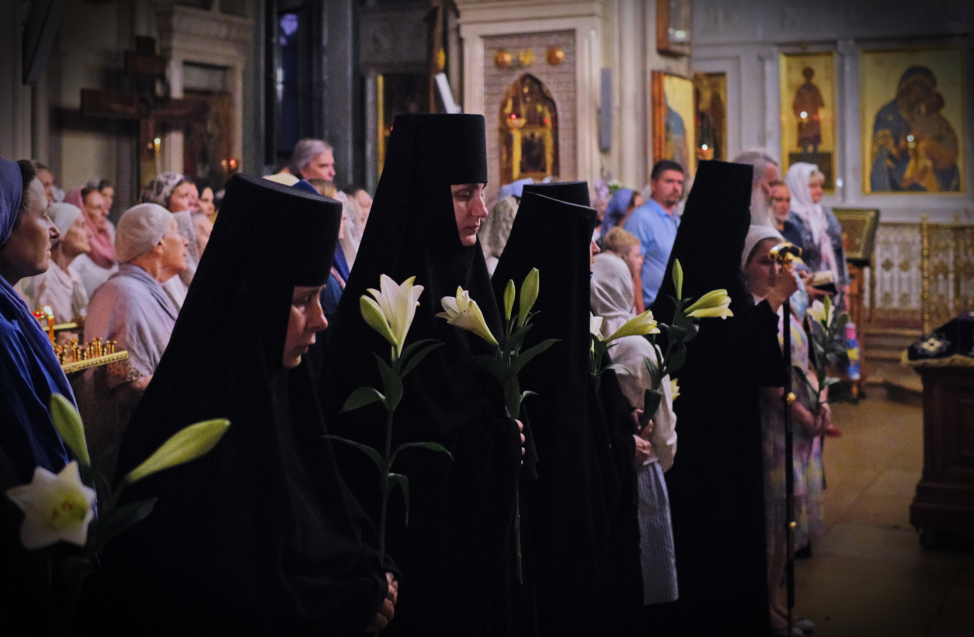 Монастырь. Праздничная служба.