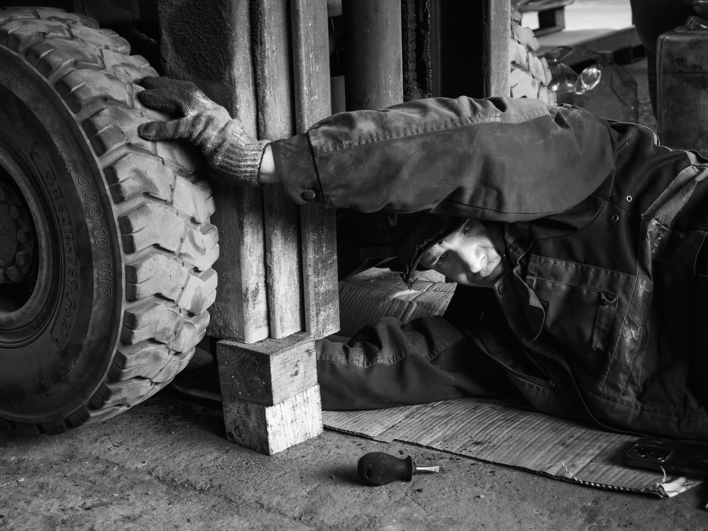 Проверка тормозных колодок на погрузчике.