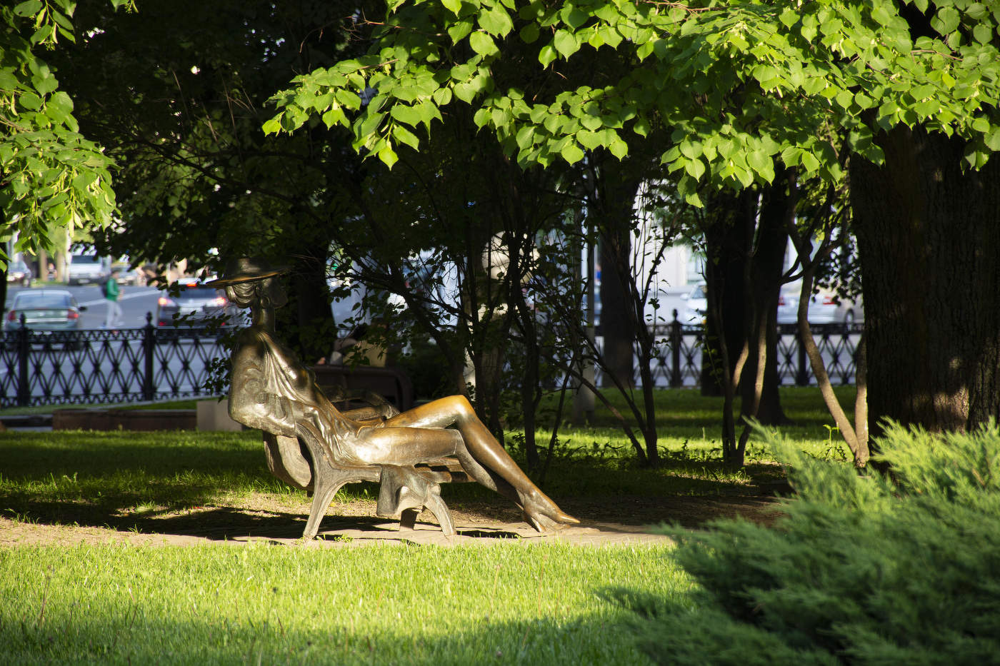 Скульптура "Дама на скамейке"